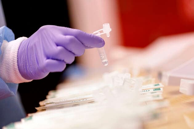 Mit dem Bürgertest haben alle Einwohner Deutschlands die Möglichkeit, sich kostenlos auf eine Infektion mit dem Corona-Virus testen zu lassen. Die Drive-in-Teststation an der Lanxess-Arena bietet diese Möglichkeit jetzt ohne Begrenzung an. (Symbolbild, Themenbild) Köln, 15.04.2021