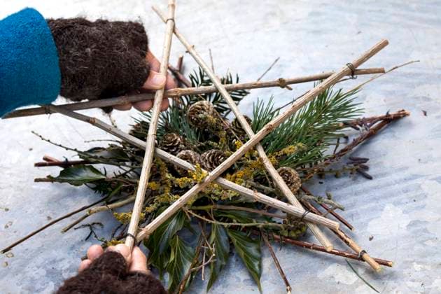 Adventsstern wird aus Naturmaterialien gebastelt, Deutschland Advent star is made from natural materials , Germany BLWS642148 *** Advent star is made from natural materials , Germany BLWS642148 Copyright: xblickwinkel F.xHeckerx