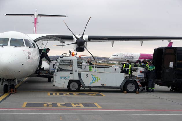 KYIV, UKRAINE - APRIL 16, 2021 - Worker put a container with the Pfizer?BioNTech COVID-19 vaccine (Comirnaty) into a van at Kyiv International Airport, Kyiv, capital of Ukraine. The first batch of the Pfizer?BioNTech vaccine that contains 117,000 doses is intended for the residents of care homes and the employees of the State Emergency Service and the State Border Guard Service. Ukraine gets first batch of Pfizer vaccine  Copyright: xPavlo_Bagmutx