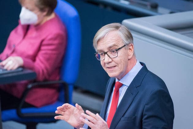 Berlin, Plenarsitzung im Bundestag Dietmar Bartsch (Fraktionsvorsitzender Die Linke im Bundestag) während der 222. Sitzung des Deutschen Bundestags am 16.04.2021 in Berlin. Berlin Bundestag Berlin Deutschland