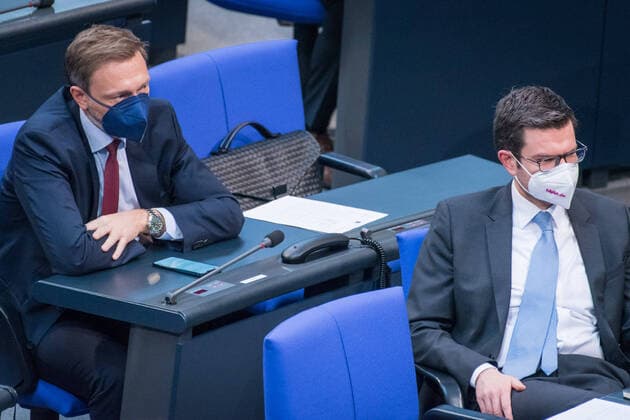 Berlin, Plenarsitzung im Bundestag Christian Lindner (Bundesvorsitzender FDP) und Marco Buschmann (Erster Parlamentarischer Geschäftsführer der FDP-Bundestagsfraktion) während der 222. Sitzung des Deutschen Bundestags am 16.04.2021 in Berlin. Berlin Bundestag Berlin Deutschland *** Berlin, plenary session in the Bundestag Christian Lindner Federal Chairman FDP and Marco Buschmann First Parliamentary Director of the FDP parliamentary group during the 222 session of the German Bundestag on 16 04 2021 in Berlin Berlin Bundestag Berlin Germany