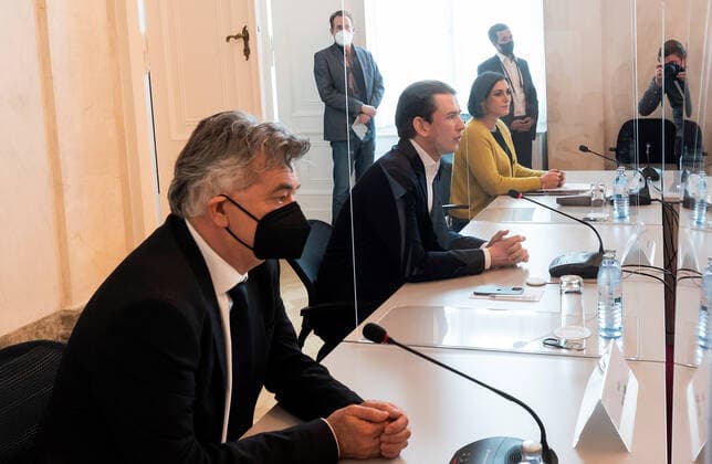 20210416 Adjustments of Corona measures. Talks with experts - opposition - state governors - Presentation of results VIENNA, AUSTRIA - APRIL 16: Vice Chancellor Werner Kogler (Green Party), Federal Chancellor Sebastian Kurz (OEVP) and minister of agriculture Elisabeth Koestinger (OEVP) at a talk with the state governors concerning possible adjustments of the Corona measures at Federal Chancellery on April 16, 2021 in Vienna, Austria. WIEN, OESTERREICH - 16. APRIL: Vizekanzler Werner Kogler (Gruene), Bundeskanzler Sebastian Kurz (OEVP) und Landwirtschaftsministerin Elisabeth Koestinger (OEVP) einem Gespraech von Vertetern der Regierung und Landeshauptleuten ueber moegliche Anpassungen der Corona-Massnahmen im Bundeskanzleramt am 16. April 2 Copyright: xMartinxJuenx SEPAxMedia