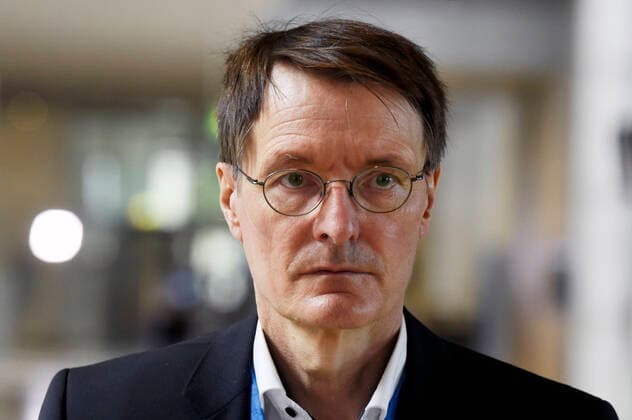Karl Lauterbach bei einem Pressestatement am Rande der 222. Sitzung des Deutschen Bundestages im Reichstagsgebäude. Berlin, 16.04.2021