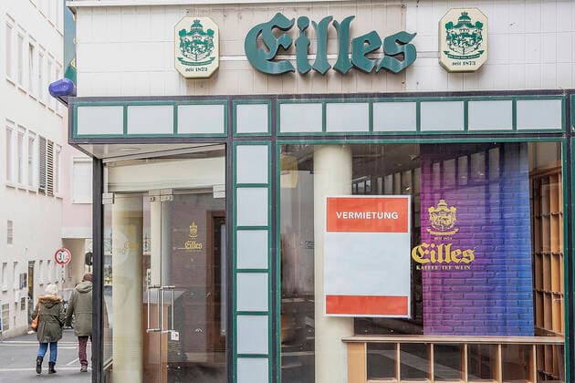 Wuerzburg, Stadtmitte, 16.04.2021, Der 100-Inzidenz-Lockdown in Deutschland Bild: Einige Restaurants sind durch die Corona-Krise in Insolvenz gegangen und bieten ihre leer stehenden Gebaeude zur Vermietung an. Copyright: HMBxMedia JulienxBecker