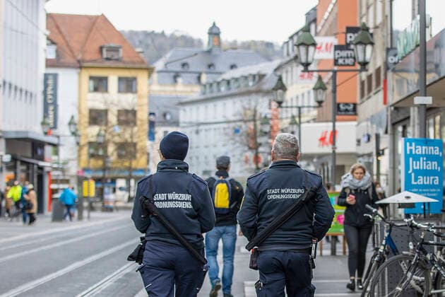 Wuerzburg, Stadtmitte, 16.04.2021, Der 100-Inzidenz-Lockdown in Deutschland Bild: Das Ordnungsamt kontrolliert die Einhaltung der Corona-Massnahmen Copyright: HMBxMedia JulienxBecker