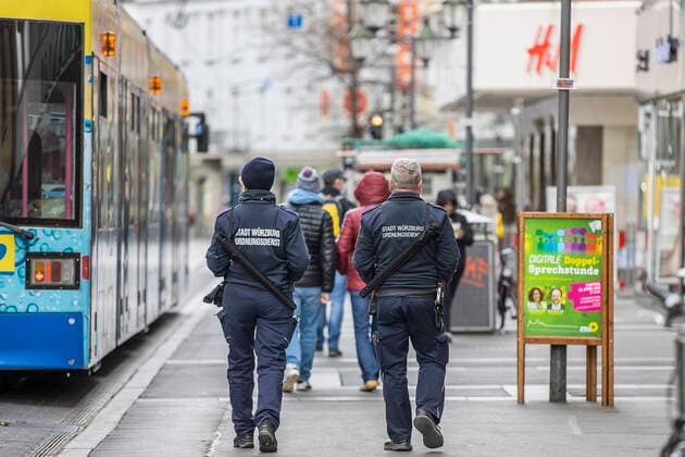 Wuerzburg, Stadtmitte, 16.04.2021, Der 100-Inzidenz-Lockdown in Deutschland Bild: Das Ordnungsamt kontrolliert die Einhaltung der Corona-Massnahmen Copyright: HMBxMedia JulienxBecker