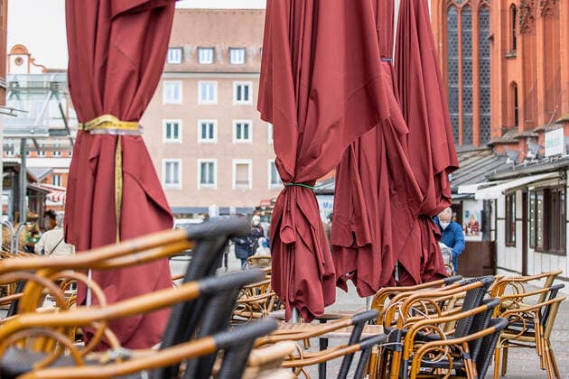 Wuerzburg, Stadtmitte, 16.04.2021, Der 100-Inzidenz-Lockdown in Deutschland Bild: Restaurant-Betreiber muessen aufgrund des Lockdowns auf ihre Aussengastronomie verzichten Copyright: HMBxMedia JulienxBecker