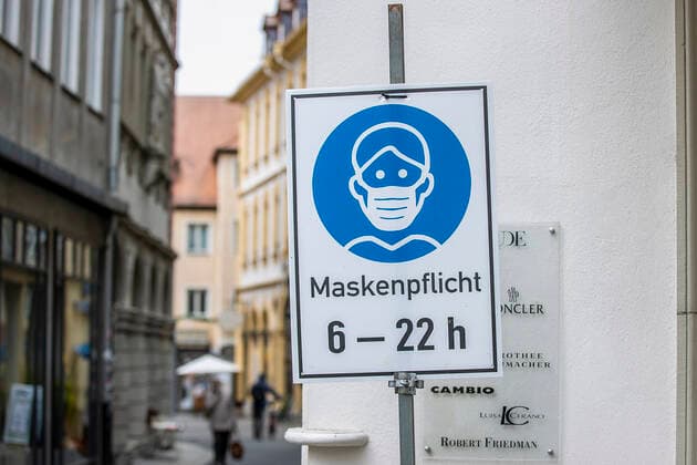 Wuerzburg, Stadtmitte, 16.04.2021, Der 100-Inzidenz-Lockdown in Deutschland Bild: In stark belebten Gebieten der Innenstadt herrscht Maskenpflicht. Copyright: HMBxMedia JulienxBecker