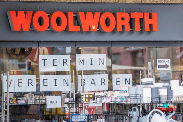 Wuerzburg, Stadtmitte, 16.04.2021, Der 100-Inzidenz-Lockdown in Deutschland Bild: Vor den Geschaeften befinden sich Desinfektionsspender und Infotafeln zu den Corona-Regeln. Unteranderem ist nach dem Click&Meet-Anmelden ein negativer Schnelltest zum shoppen erforderlich. Copyright: HMBxMedia JulienxBecker