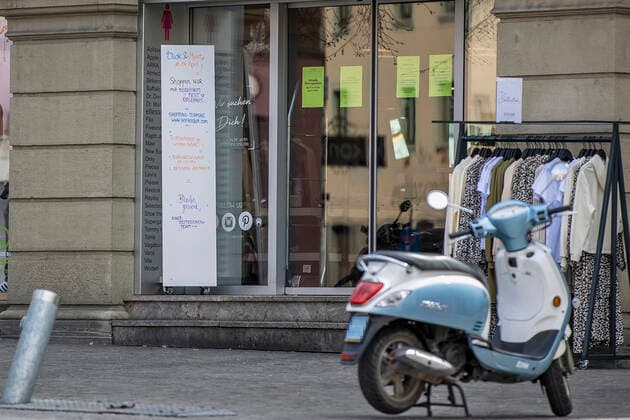 Wuerzburg, Stadtmitte, 16.04.2021, Der 100-Inzidenz-Lockdown in Deutschland Bild: Vor den Geschaeften befinden sich Desinfektionsspender und Infotafeln zu den Corona-Regeln. Unteranderem ist nach dem Click&Meet-Anmelden ein negativer Schnelltest zum shoppen erforderlich. Copyright: HMBxMedia JulienxBecker