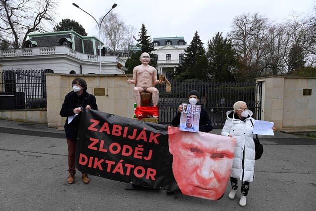 Bilder des Jahres 2021, News 04 April News Themen der Woche KW15 News Bilder des Tages The Kaputin activist group brought a statue of Russian President Vladimir Putin sitting on a golden toilet outside the Russian Embassy in Prague, Czech Republic, April 16, 2021 in protest against Russian opposition leader Alexei Navalny s imprisonment, human rights violation in Russia and its aggression against Ukraine. (CTKxPhoto OndrejxDeml) CTKPhotoP2021041605735  dml 003K