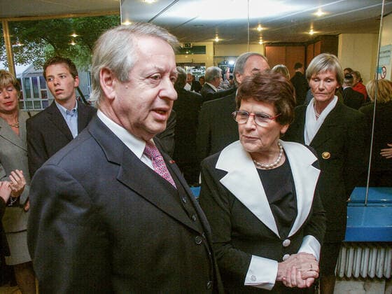 Düsseldorf 10.10.2002 Josef Neuberger Medaille der jüdischen Gemeinde Düsseldorf für Wolfgang Clement . Foto zeigt Paul Spiegel ( Vorsitzender Zentralrat der Juden ) und Rita Süssmuth Düsseldorf Nordrhein-Westfalen Deutschland *** Düsseldorf 10 10 2002 Josef Neuberger Medal of the Jewish Community Düsseldorf for Wolfgang Clement Photo shows Paul Spiegel Chairman Central Council of Jews and Rita Süssmuth Düsseldorf North Rhine Westphalia Germany