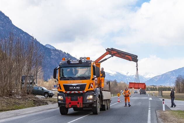 Nikolsdorf 15.04.2021, Nikolsdorf, AUT, Coronavirus Pandemie, Ausreisetest Tirol. Seit heute Donnerstag, 15. April, 00.00 Uhr, wurde die für Nordtirol gültige Ausreisetestpflicht nun auch auf den Bezirk Lienz erweitert. Für ganz Tirol gilt die Testpflicht vorerst bis 24. April. Als Nachweis für die Ausreise gilt ein negativer PCR-Test, der nicht älter als 72 Stunden ist, oder ein negativer Antigen-Test, der nicht älter als 48 Stunden ist. Hier im Bild Personen, die den Bezirk Lienz in Richtung Kärntner Drautal verlassen, werden in Nikolsdorf auf Höhe des Bahnhofs von Soldaten des Österreichischen Bundesheer und der Exekutive kontrolliert since today, Thursday, April 15, midnight, the exit test obligation valid for the Territory  EP_gro
