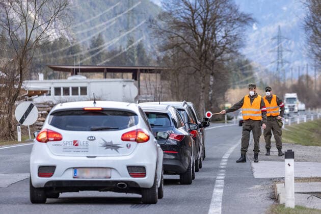 Nikolsdorf 15.04.2021, Nikolsdorf, AUT, Coronavirus Pandemie, Ausreisetest Tirol. Seit heute Donnerstag, 15. April, 00.00 Uhr, wurde die für Nordtirol gültige Ausreisetestpflicht nun auch auf den Bezirk Lienz erweitert. Für ganz Tirol gilt die Testpflicht vorerst bis 24. April. Als Nachweis für die Ausreise gilt ein negativer PCR-Test, der nicht älter als 72 Stunden ist, oder ein negativer Antigen-Test, der nicht älter als 48 Stunden ist. Hier im Bild Personen, die den Bezirk Lienz in Richtung Kärntner Drautal verlassen, werden in Nikolsdorf auf Höhe des Bahnhofs von Soldaten des Österreichischen Bundesheer und der Exekutive kontrolliert since today, Thursday, April 15, midnight, the exit test obligation valid for the Territory  EP_gro
