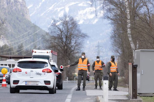 Nikolsdorf 15.04.2021, Nikolsdorf, AUT, Coronavirus Pandemie, Ausreisetest Tirol. Seit heute Donnerstag, 15. April, 00.00 Uhr, wurde die für Nordtirol gültige Ausreisetestpflicht nun auch auf den Bezirk Lienz erweitert. Für ganz Tirol gilt die Testpflicht vorerst bis 24. April. Als Nachweis für die Ausreise gilt ein negativer PCR-Test, der nicht älter als 72 Stunden ist, oder ein negativer Antigen-Test, der nicht älter als 48 Stunden ist. Hier im Bild Personen, die den Bezirk Lienz in Richtung Kärntner Drautal verlassen, werden in Nikolsdorf auf Höhe des Bahnhofs von Soldaten des Österreichischen Bundesheer und der Exekutive kontrolliert since today, Thursday, April 15, midnight, the exit test obligation valid for the Territory  EP_gro