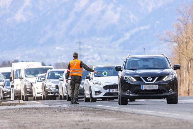 Nikolsdorf 15.04.2021, Nikolsdorf, AUT, Coronavirus Pandemie, Ausreisetest Tirol. Seit heute Donnerstag, 15. April, 00.00 Uhr, wurde die für Nordtirol gültige Ausreisetestpflicht nun auch auf den Bezirk Lienz erweitert. Für ganz Tirol gilt die Testpflicht vorerst bis 24. April. Als Nachweis für die Ausreise gilt ein negativer PCR-Test, der nicht älter als 72 Stunden ist, oder ein negativer Antigen-Test, der nicht älter als 48 Stunden ist. Hier im Bild Personen, die den Bezirk Lienz in Richtung Kärntner Drautal verlassen, werden in Nikolsdorf auf Höhe des Bahnhofs von Soldaten des Österreichischen Bundesheer und der Exekutive kontrolliert since today, Thursday, April 15, midnight, the exit test obligation valid for the Territory  EP_gro