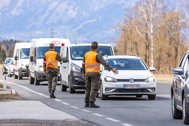 Nikolsdorf 15.04.2021, Nikolsdorf, AUT, Coronavirus Pandemie, Ausreisetest Tirol. Seit heute Donnerstag, 15. April, 00.00 Uhr, wurde die für Nordtirol gültige Ausreisetestpflicht nun auch auf den Bezirk Lienz erweitert. Für ganz Tirol gilt die Testpflicht vorerst bis 24. April. Als Nachweis für die Ausreise gilt ein negativer PCR-Test, der nicht älter als 72 Stunden ist, oder ein negativer Antigen-Test, der nicht älter als 48 Stunden ist. Hier im Bild Personen, die den Bezirk Lienz in Richtung Kärntner Drautal verlassen, werden in Nikolsdorf auf Höhe des Bahnhofs von Soldaten des Österreichischen Bundesheer und der Exekutive kontrolliert since today, Thursday, April 15, midnight, the exit test obligation valid for the Territory  EP_gro