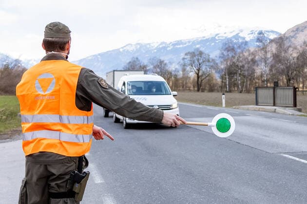 Nikolsdorf 15.04.2021, Nikolsdorf, AUT, Coronavirus Pandemie, Ausreisetest Tirol. Seit heute Donnerstag, 15. April, 00.00 Uhr, wurde die für Nordtirol gültige Ausreisetestpflicht nun auch auf den Bezirk Lienz erweitert. Für ganz Tirol gilt die Testpflicht vorerst bis 24. April. Als Nachweis für die Ausreise gilt ein negativer PCR-Test, der nicht älter als 72 Stunden ist, oder ein negativer Antigen-Test, der nicht älter als 48 Stunden ist. Hier im Bild Personen, die den Bezirk Lienz in Richtung Kärntner Drautal verlassen, werden in Nikolsdorf auf Höhe des Bahnhofs von Soldaten des Österreichischen Bundesheer und der Exekutive kontrolliert since today, Thursday, April 15, midnight, the exit test obligation valid for the Territory  EP_gro