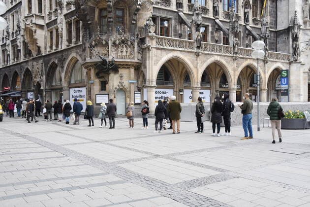 Kostenloser Corona Teststation am Rathaus Muenchen 16.04.21 Marienplatz Muenchen