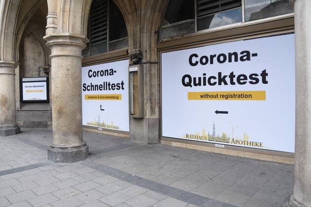 Kostenloser Corona Teststation am Rathaus Muenchen 16.04.21 Marienplatz Muenchen