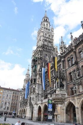 Rathaus Trauer Beflaggung fuer Corona Toten Muenchen 16.04.21 Marienplatz Muenchen