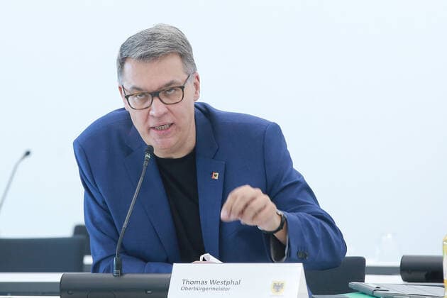 News Bilder des Tages 16.04. 2021 Dortmund Die Stadt Dortmund hat heute bei der Landesregierung in Düsseldorf die Genehmigung einer Eilverfügung beantragt, um die Coronamaßnahmen zu verschärfen. Auf einer Pressekonferenz des Verwaltungsvorstandes erläuterten, Oberbürgermeister Thomas Westphal (Foto), Dezernentin Birgit Zörner, Daniela Schneckenburger, Dezernentin des Schulverwaltungsamt, Jugendamt und dem Eigenbetrieb FABIDO und Rechtsdezernent Norbert Dahmen. die betroffenen Bereiche. Was ab Montag nicht mehr erlaubt sein soll: kein Click and meet, kein Mannschaftssport, Museen müssen schließen, kein Präsenzunterricht.