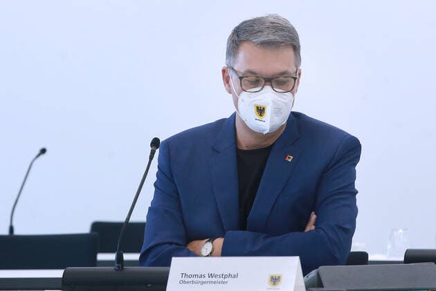 16.04. 2021 Dortmund Die Stadt Dortmund hat heute bei der Landesregierung in Düsseldorf die Genehmigung einer Eilverfügung beantragt, um die Coronamaßnahmen zu verschärfen. Auf einer Pressekonferenz des Verwaltungsvorstandes erläuterten, Oberbürgermeister Thomas Westphal (Foto), Dezernentin Birgit Zörner, Daniela Schneckenburger, Dezernentin des Schulverwaltungsamt, Jugendamt und dem Eigenbetrieb FABIDO und Rechtsdezernent Norbert Dahmen. die betroffenen Bereiche. Was ab Montag nicht mehr erlaubt sein soll: kein Click and meet, kein Mannschaftssport, Museen müssen schließen, kein Präsenzunterricht.
