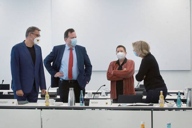 16.04. 2021 Dortmund Die Stadt Dortmund hat heute bei der Landesregierung in Düsseldorf die Genehmigung einer Eilverfügung beantragt, um die Coronamaßnahmen zu verschärfen. Auf einer Pressekonferenz des Verwaltungsvorstandes erläuterten, Oberbürgermeister Thomas Westphal, Rechtsdezernent Norbert Dahmen. Dezernentin Birgit Zörner, Daniela Schneckenburger, Dezernentin des Schulverwaltungsamt, Jugendamt und dem Eigenbetrieb FABIDO und die betroffenen Bereiche. Was ab Montag nicht mehr erlaubt sein soll: kein Click and meet, kein Mannschaftssport, Museen müssen schließen, kein Präsenzunterricht.