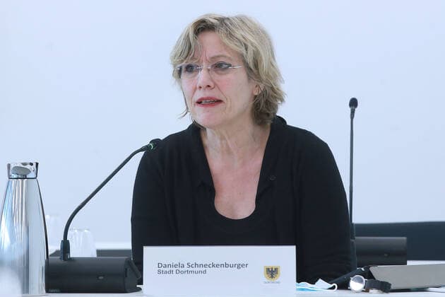 16.04. 2021 Dortmund Die Stadt Dortmund hat heute bei der Landesregierung in Düsseldorf die Genehmigung einer Eilverfügung beantragt, um die Coronamaßnahmen zu verschärfen. Auf einer Pressekonferenz des Verwaltungsvorstandes erläuterten, Oberbürgermeister Thomas Westphal , Dezernentin Birgit Zörner, Daniela Schneckenburger, Dezernentin des Schulverwaltungsamt (Foto), Jugendamt und dem Eigenbetrieb FABIDO und Rechtsdezernent Norbert Dahmen. die betroffenen Bereiche. Was ab Montag nicht mehr erlaubt sein soll: kein Click and meet, kein Mannschaftssport, Museen müssen schließen, kein Präsenzunterricht.