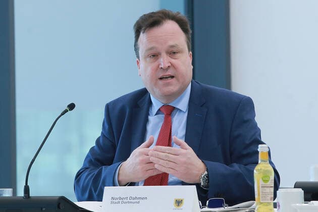 16.04. 2021 Dortmund Die Stadt Dortmund hat heute bei der Landesregierung in Düsseldorf die Genehmigung einer Eilverfügung beantragt, um die Coronamaßnahmen zu verschärfen. Auf einer Pressekonferenz des Verwaltungsvorstandes erläuterten, Oberbürgermeister Thomas Westphal , Dezernentin Birgit Zörner, Daniela Schneckenburger, Dezernentin des Schulverwaltungsamt, Jugendamt und dem Eigenbetrieb FABIDO und Rechtsdezernent Norbert Dahmen. (Foto) die betroffenen Bereiche. Was ab Montag nicht mehr erlaubt sein soll: kein Click and meet, kein Mannschaftssport, Museen müssen schließen, kein Präsenzunterricht.