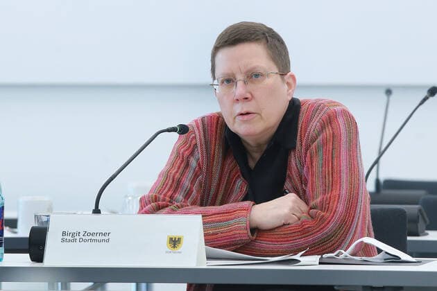 16.04. 2021 Dortmund Die Stadt Dortmund hat heute bei der Landesregierung in Düsseldorf die Genehmigung einer Eilverfügung beantragt, um die Coronamaßnahmen zu verschärfen. Auf einer Pressekonferenz des Verwaltungsvorstandes erläuterten, Oberbürgermeister Thomas Westphal , Dezernentin Birgit Zörner, (Foto) Daniela Schneckenburger, Dezernentin des Schulverwaltungsamt, Jugendamt und dem Eigenbetrieb FABIDO und Rechtsdezernent Norbert Dahmen. die betroffenen Bereiche. Was ab Montag nicht mehr erlaubt sein soll: kein Click and meet, kein Mannschaftssport, Museen müssen schließen, kein Präsenzunterricht.