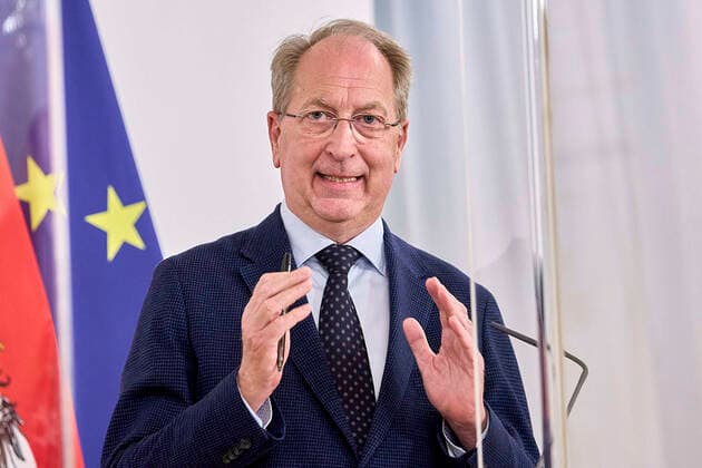 - Wien 16.04.2021 - Coronavirus-Krise - Nach den Gesprächen mit Experten, der Opposition und den Landeshauptleuten gab es am Nachmittag eine Pressekonferenz im Bundeskanzleramt. PHOTO: der Vizerektor der MedUni Wien, Oswald Wagner während der Pressekonferenz. Vienna (Austria) - After the talks with experts, the opposition and the governors, there was a press conference in the Federal Chancellery in the afternoon. PK nach Coronagesprächen