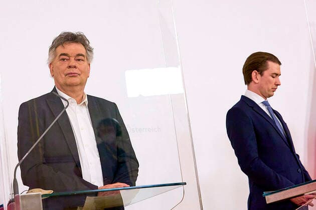 - Wien 16.04.2021 - Coronavirus-Krise - Nach den Gesprächen mit Experten, der Opposition und den Landeshauptleuten gab es am Nachmittag eine Pressekonferenz im Bundeskanzleramt. PHOTO: (v.L) Vizekanzler Werner Kogler (Grüne), Bundeskanzler Sebastian Kurz (ÖVP) während der Pressekonferenz. Vienna (Austria) - After the talks with experts, the opposition and the governors, there was a press conference in the Federal Chancellery in the afternoon. PK nach Coronagesprächen