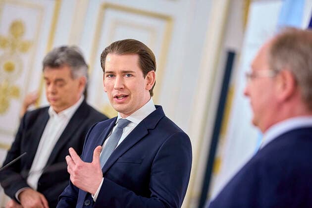 - Wien 16.04.2021 - Coronavirus-Krise - Nach den Gesprächen mit Experten, der Opposition und den Landeshauptleuten gab es am Nachmittag eine Pressekonferenz im Bundeskanzleramt. PHOTO: (v.L) Vizekanzler Werner Kogler (Grüne), Bundeskanzler Sebastian Kurz (ÖVP), und der Vizerektor der MedUni Wien, Oswald Wagner während der Pressekonferenz. Vienna (Austria) - After the talks with experts, the opposition and the governors, there was a press conference in the Federal Chancellery in the afternoon. PK nach Coronagesprächen