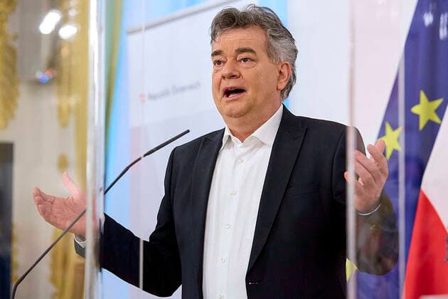 - Wien 16.04.2021 - Coronavirus-Krise - Nach den Gesprächen mit Experten, der Opposition und den Landeshauptleuten gab es am Nachmittag eine Pressekonferenz im Bundeskanzleramt. PHOTO: Vizekanzler Werner Kogler (Grüne), während der Pressekonferenz. Vienna (Austria) - After the talks with experts, the opposition and the governors, there was a press conference in the Federal Chancellery in the afternoon. PK nach Coronagesprächen