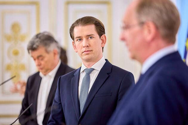 - Wien 16.04.2021 - Coronavirus-Krise - Nach den Gesprächen mit Experten, der Opposition und den Landeshauptleuten gab es am Nachmittag eine Pressekonferenz im Bundeskanzleramt. PHOTO: (v.L) Vizekanzler Werner Kogler (Grüne), Bundeskanzler Sebastian Kurz (ÖVP), und der Vizerektor der MedUni Wien, Oswald Wagner während der Pressekonferenz. Vienna (Austria) - After the talks with experts, the opposition and the governors, there was a press conference in the Federal Chancellery in the afternoon. PK nach Coronagesprächen