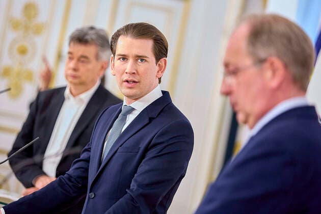 - Wien 16.04.2021 - Coronavirus-Krise - Nach den Gesprächen mit Experten, der Opposition und den Landeshauptleuten gab es am Nachmittag eine Pressekonferenz im Bundeskanzleramt. PHOTO: (v.L) Vizekanzler Werner Kogler (Grüne), Bundeskanzler Sebastian Kurz (ÖVP), und der Vizerektor der MedUni Wien, Oswald Wagner während der Pressekonferenz. Vienna (Austria) - After the talks with experts, the opposition and the governors, there was a press conference in the Federal Chancellery in the afternoon. PK nach Coronagesprächen