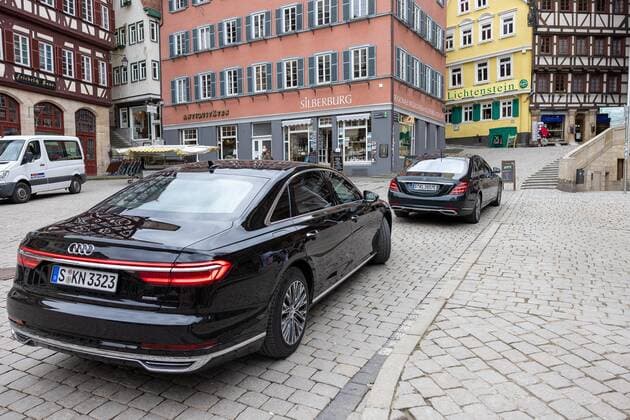 Tuebingen Modellprojekt, Corona, Stadt Tuebingen, Teststationen Ministerpräsident Winfried Kretschmann kommt aus dem Tuebinger Rathaus. Nach einem Gespraech mit Oberbuergermeister Boris Palmer. Er laeuft an einer Tuebinger Teststation vorbei. Copyright: xDennisxDuddek xEibnerxPressefotox EP_DDU