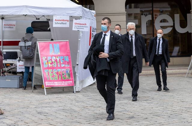 Tuebingen Modellprojekt, Corona, Stadt Tuebingen, Teststationen Ministerpräsident Winfried Kretschmann kommt aus dem Tuebinger Rathaus. Nach einem Gespraech mit Oberbuergermeister Boris Palmer. Er laeuft an einer Tuebinger Teststation vorbei. Copyright: xDennisxDuddek xEibnerxPressefotox EP_DDU