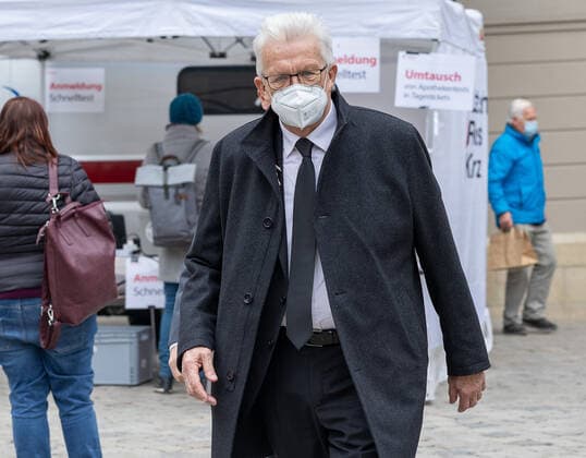 Tuebingen Modellprojekt, Corona, Stadt Tuebingen, Teststationen Ministerpräsident Winfried Kretschmann kommt aus dem Tuebinger Rathaus. Nach einem Gespraech mit Oberbuergermeister Boris Palmer. Er laeuft an einer Tuebinger Teststation vorbei. Copyright: xDennisxDuddek xEibnerxPressefotox EP_DDU