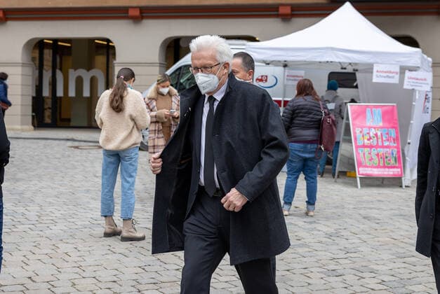 Tuebingen Modellprojekt, Corona, Stadt Tuebingen, Teststationen Ministerpräsident Winfried Kretschmann kommt aus dem Tuebinger Rathaus. Nach einem Gespraech mit Oberbuergermeister Boris Palmer. Er laeuft an einer Tuebinger Teststation vorbei. Copyright: xDennisxDuddek xEibnerxPressefotox EP_DDU