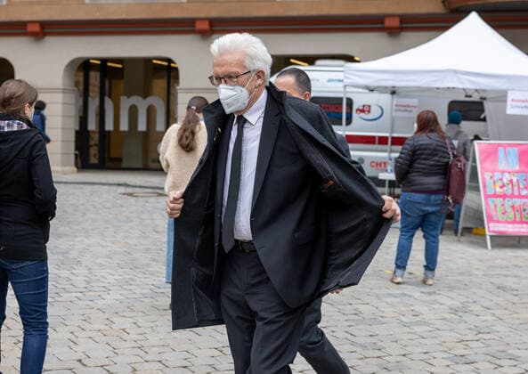 Tuebingen Modellprojekt, Corona, Stadt Tuebingen, Teststationen Ministerpräsident Winfried Kretschmann kommt aus dem Tuebinger Rathaus. Nach einem Gespraech mit Oberbuergermeister Boris Palmer. Er laeuft an einer Tuebinger Teststation vorbei. Copyright: xDennisxDuddek xEibnerxPressefotox EP_DDU