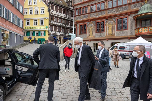 Tuebingen Modellprojekt, Corona, Stadt Tuebingen, Teststationen Ministerpräsident Winfried Kretschmann kommt aus dem Tuebinger Rathaus. Nach einem Gespraech mit Oberbuergermeister Boris Palmer. Er laeuft an einer Tuebinger Teststation vorbei. Copyright: xDennisxDuddek xEibnerxPressefotox EP_DDU
