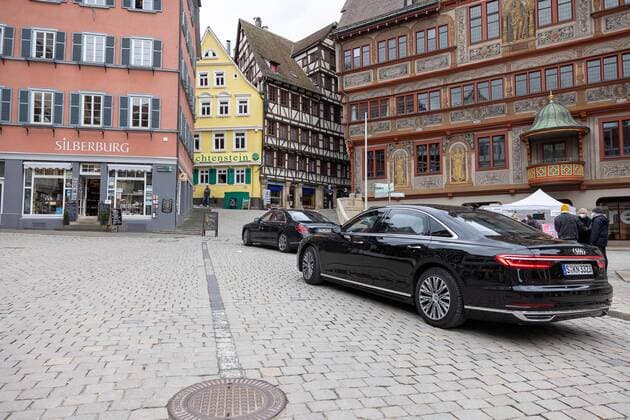 Tuebingen Modellprojekt, Corona, Stadt Tuebingen, Teststationen Ministerpräsident Winfried Kretschmann kommt aus dem Tuebinger Rathaus. Nach einem Gespraech mit Oberbuergermeister Boris Palmer. Er laeuft an einer Tuebinger Teststation vorbei. Copyright: xDennisxDuddek xEibnerxPressefotox EP_DDU