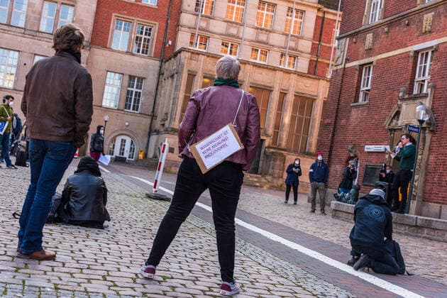 Kiel, 16. April 2021 Auf dem Rathausplatz in Kiel gab es heute am 16. April unter dem Motto NoCovid es ist möglich eine Demonstration für strengere Maßnahmen zur Corona Pandemie Bekämpfung. Die Teilnehmerzahl war auf 100 begrenzt, alle hielten sich an Maskenpflicht und Abstandsregeln.