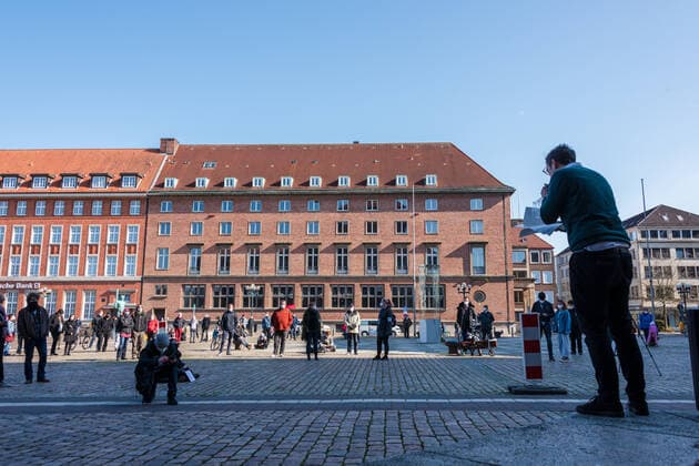 Kiel, 16. April 2021 Auf dem Rathausplatz in Kiel gab es heute am 16. April unter dem Motto NoCovid es ist möglich eine Demonstration für strengere Maßnahmen zur Corona Pandemie Bekämpfung. Die Teilnehmerzahl war auf 100 begrenzt, alle hielten sich an Maskenpflicht und Abstandsregeln.