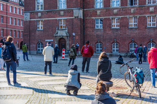 Kiel, 16. April 2021 Auf dem Rathausplatz in Kiel gab es heute am 16. April unter dem Motto NoCovid es ist möglich eine Demonstration für strengere Maßnahmen zur Corona Pandemie Bekämpfung. Die Teilnehmerzahl war auf 100 begrenzt, alle hielten sich an Maskenpflicht und Abstandsregeln.