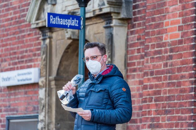 Kiel, 16. April 2021 Auf dem Rathausplatz in Kiel gab es heute am 16. April unter dem Motto NoCovid es ist möglich eine Demonstration für strengere Maßnahmen zur Corona Pandemie Bekämpfung. Die Teilnehmerzahl war auf 100 begrenzt, alle hielten sich an Maskenpflicht und Abstandsregeln.
