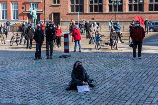 Kiel, 16. April 2021 Auf dem Rathausplatz in Kiel gab es heute am 16. April unter dem Motto NoCovid es ist möglich eine Demonstration für strengere Maßnahmen zur Corona Pandemie Bekämpfung. Die Teilnehmerzahl war auf 100 begrenzt, alle hielten sich an Maskenpflicht und Abstandsregeln.