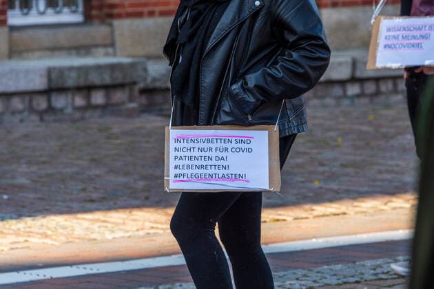 Kiel, 16. April 2021 Auf dem Rathausplatz in Kiel gab es heute am 16. April unter dem Motto NoCovid es ist möglich eine Demonstration für strengere Maßnahmen zur Corona Pandemie Bekämpfung. Die Teilnehmerzahl war auf 100 begrenzt, alle hielten sich an Maskenpflicht und Abstandsregeln.